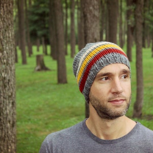 Gorro de invierno unisex a rayas de punto gris hecho a mano