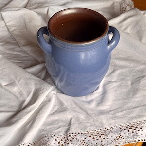 Maceta de cerámica azul vintage con asas, tarro de gres rústico, decoración de cocina de estilo granja.