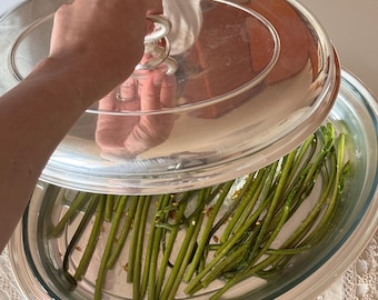 Cazuela Pyrex vintage con marco y tapa plateados.