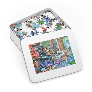 Op de afbeelding: Een kleurrijke puzzel in een blikken doos. De puzzel toont een groep mensen die voor een gebouw staan met een motorfiets op de achtergrond. De mensen zijn getekend in een cartoon stijl met overdreven kenmerken. De puzzel bestaat uit 500 stukjes.