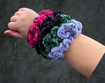 Duża, szydełkowa, modna gumka do włosów. Ręcznie robiona i miękka.