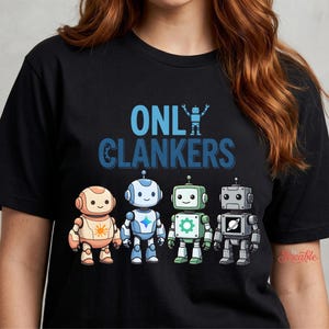 Puede incluir: Camiseta negra con el texto "ONLY CLANKERS" y cuatro robots de dibujos animados en naranja, azul, verde y gris. Los robots tienen varios diseños, incluyendo un sol, un diamante, un engranaje y un planeta.
