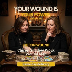 Op de afbeelding: Twee vrouwen zitten aan een tafel met tarotkaarten en kaarsen. De tekst luidt: "YOUR WOUND IS YOUR POWER, PERSONALISED, CHIRON WOUND, Chiron Shadow Work Wound Map". Een banner onderaan zegt "Same day delivery".