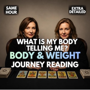Op de afbeelding: Twee personen in zwarte kleding zitten achter een tafel met zes tarotkaarten op een rij. De tekst op de afbeelding luidt: SAME HOUR, EXTRA DETAILED, WHAT IS MY BODY TELLING ME? BODY & WEIGHT JOURNEY READING. Twee stapels tarotkaarten zijn zichtbaar.