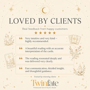 K&ouml;nnte beinhalten: Eine beige Grafik mit dem Text LOVED BY CLIENTS und Real feedback from happy customers sowie f&uuml;nf goldenen Sternen. Sie enth&auml;lt vier Erfahrungsberichte, Illustrationen von Kristallen, Tarotkarten, Blumen, einer Kerze und den Text Twinfate.