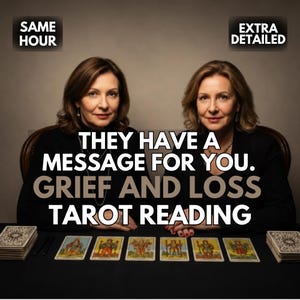 Op de afbeelding: Twee personen met halflang bruin haar in zwarte tops zitten achter een tafel met zes tarotkaarten op een rij. De tekst op de afbeelding luidt: SAME HOUR, EXTRA DETAILED, THEY HAVE A MESSAGE FOR YOU. GRIEF AND LOSS TAROT READING.