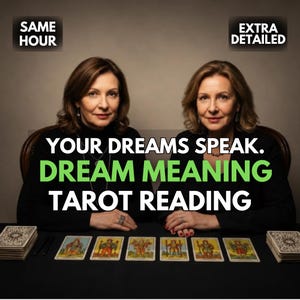 K&ouml;nnte beinhalten: Zwei Personen in schwarzer Kleidung sitzen an einem Tisch mit sechs in einer Reihe ausgelegten Tarotkarten und zwei Kartenstapeln an den Enden. Der Text lautet: SAME HOUR, EXTRA DETAILED, YOUR DREAMS SPEAK. DREAM MEANING TAROT READING.