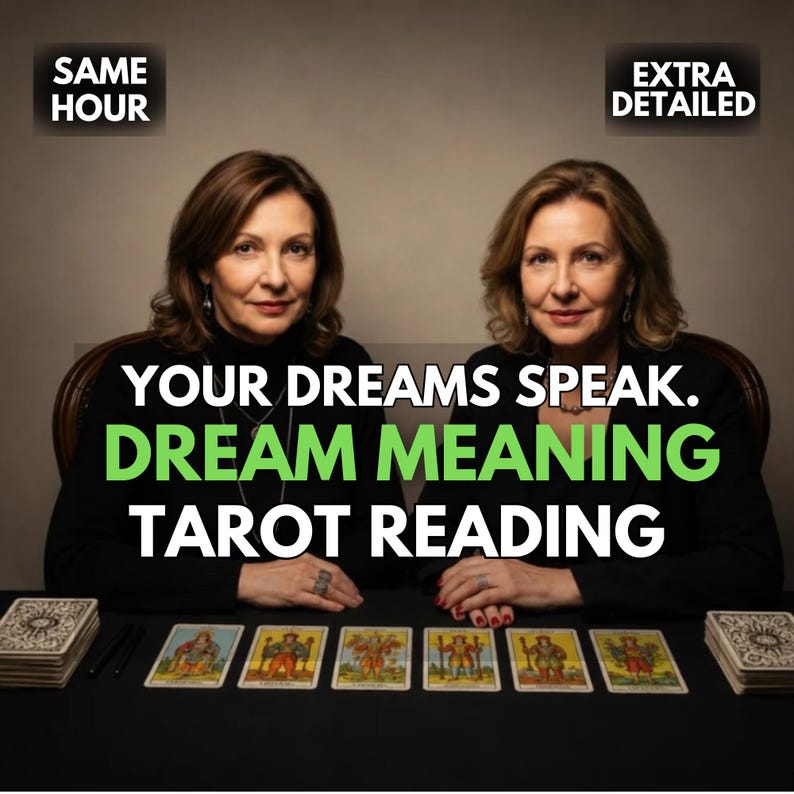 K&ouml;nnte beinhalten: Zwei Personen in schwarzer Kleidung sitzen an einem Tisch mit sechs in einer Reihe ausgelegten Tarotkarten und zwei Kartenstapeln an den Enden. Der Text lautet: SAME HOUR, EXTRA DETAILED, YOUR DREAMS SPEAK. DREAM MEANING TAROT READING.