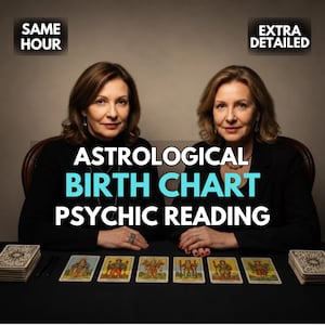 Op de afbeelding: Twee personen in zwarte kleding zitten achter een tafel met zes tarotkaarten en twee stapels kaarten aan de zijkanten. De tekstoverlays bevatten SAME HOUR, EXTRA DETAILED en ASTROLOGICAL BIRTH CHART PSYCHIC READING in wit en cyaan.