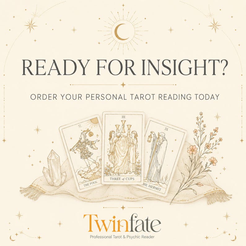 K&ouml;nnte beinhalten: Eine cremefarbene Grafik mit dem Text READY FOR INSIGHT? und ORDER YOUR PERSONAL TAROT READING TODAY. Drei Tarotkarten, Der Narr, Drei der Kelche und Der Eremit, liegen auf einem Tuch mit einem Kristall und einer Blumenillustration. Twinfate-Logo.