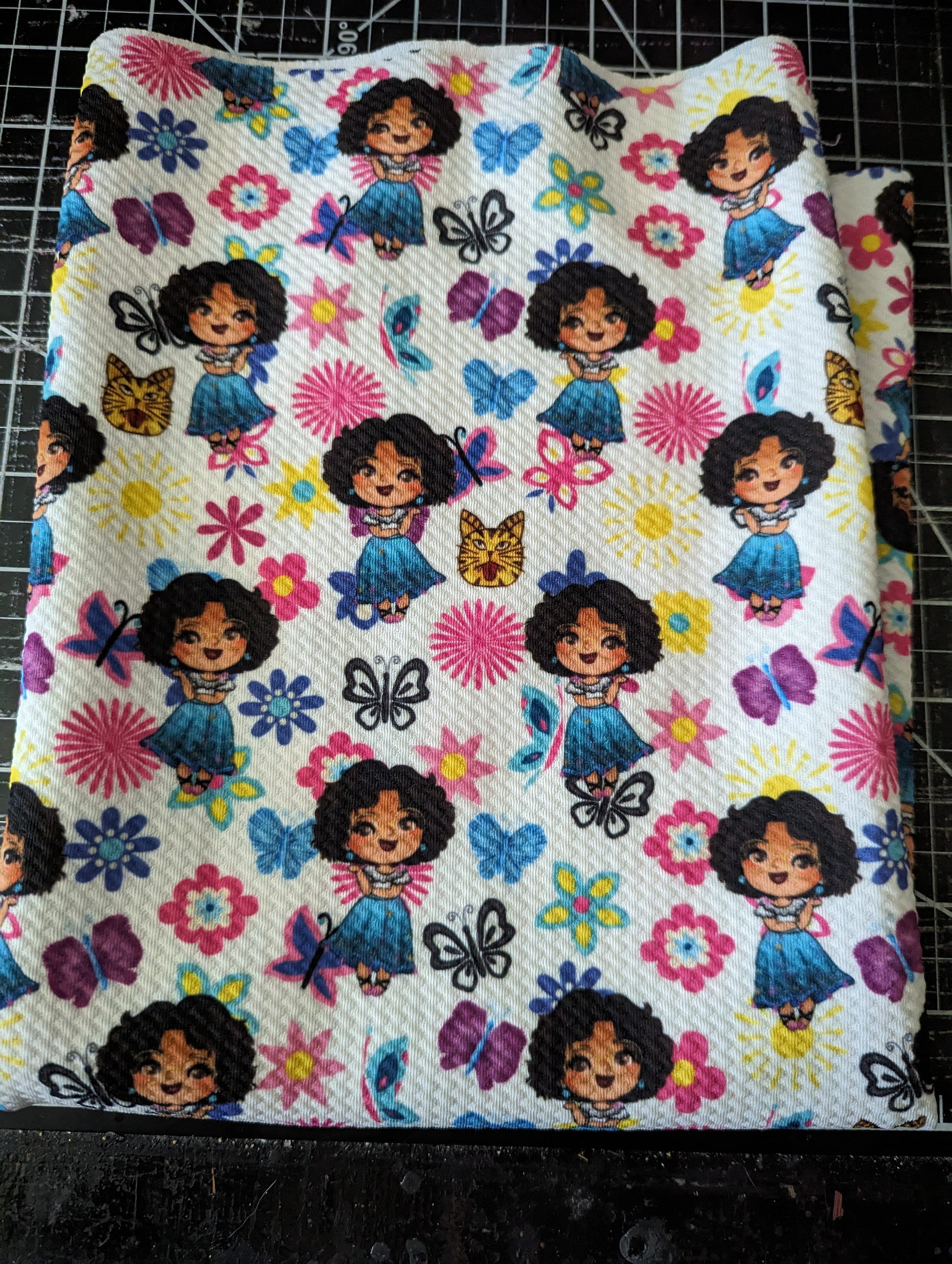 Tissu d'un demi-mètre avec balles Familia Madrigal Mary Belle
