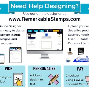 Pu&ograve; includere: Immagine promozionale per i servizi di progettazione di timbri online. Il testo include "Need Help Designing?" e l'indirizzo del sito web. Mostra un computer, un tablet e un telefono che mostrano l'interfaccia di progettazione. Passaggi: scegli, personalizza e paga.