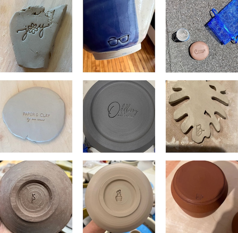 K&ouml;nnte beinhalten: Eine Sammlung von neun Keramikst&uuml;cken mit verschiedenen Designs und Stempeln. Die Stempel umfassen eine Blume, eine Brille, ein Blatt, eine kursive Unterschrift und ein Logo. Die St&uuml;cke sind in verschiedenen Braunt&ouml;nen, Grau- und Wei&szlig;t&ouml;nen.