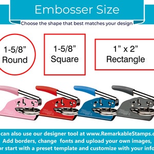 Pu&ograve; includere: L'immagine mostra le opzioni di dimensione dell'embosser: 4,13 cm rotondo, 4,13 cm quadrato e rettangolo di 2,54 cm x 5,08 cm. Sono mostrati quattro embosser con manici rosa, rossi, blu e grigi. Il testo in basso promuove lo strumento di progettazione su RemarkableStamps.com.