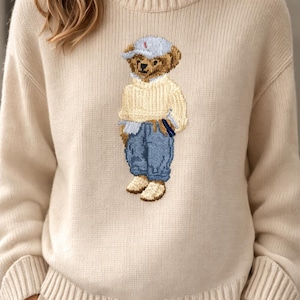 Suéter beige oversize con parche de oso estilo vaquero