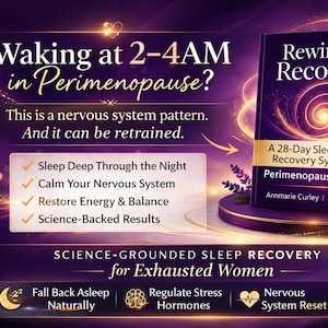 Könnte beinhalten: Ein Buchcover für "Rewire for Recovery" wird auf einem lila und goldenen Hintergrund angezeigt. Das Buch verspricht ein 28-Tage-Schlaf- und Stressbewältigungssystem für Frauen in der Perimenopause. Der Text enthält "Waking at 2-4AM in Perimenopause?" und "Science-Grounded Sleep Recovery".