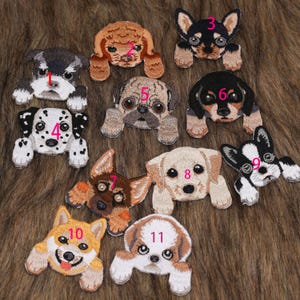 Könnte beinhalten: Eine Sammlung von elf gestickten Hundeaufnähern in verschiedenen Rassen und Farben. Die Aufnäher zeigen einen Schnauzer, Pudel, Chihuahua, Dalmatiner, Mops, Rottweiler, Fuchs, Labrador, Französische Bulldogge, Shiba Inu und Shih Tzu.