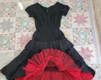 Abito Wiggle in raso nero vintage anni '50 Gonna a strati con vita abbassata Crinolina rossa / Can Can Girl / Da XS a Small