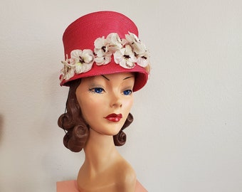 vintage 1960's Hot Pink Straw Feel Floral Trimmed Tall Hat Peach Basket Velvet Trim | Le panier de fleurs | Taille 23