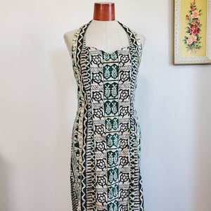 Vintage 1960er / 70er Jahre Grüne Meeresschildkröte und Menschen Print Hawaiian Style Grün Creme Maxikleid Mit Seitenschlitzen Rindenstoff | Mittelgroß