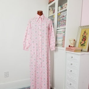 Vintage 1960&#39;s Pink And Blue Lattice Rose Garden Snap Front Robe / Gaymode by Penneys / Medium