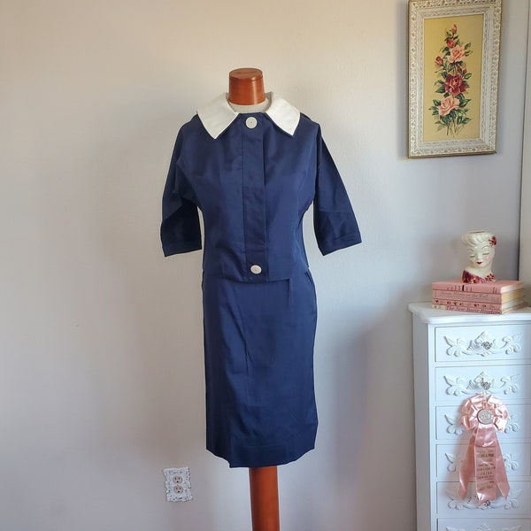 vintage 1950's Navy Blue Skirt Suit Pencil Skirt Sack Back Jacket White Collar | Junior sur mesure | Petit