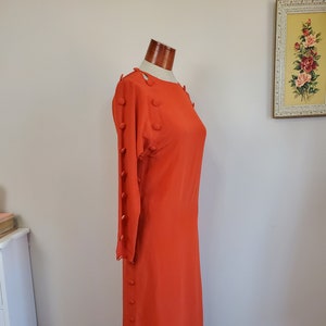 Vintage 70er / 80er Jahre Orange Seide Chloe Designer Kleid Avant Garde Knopf Detail | Handgefertigt in Frankreich | XS bis Small Größe 10 cm