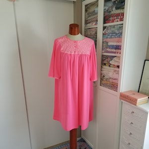 Robe vintage de nylon rosa choque dos anos 1950/1960 M/L
