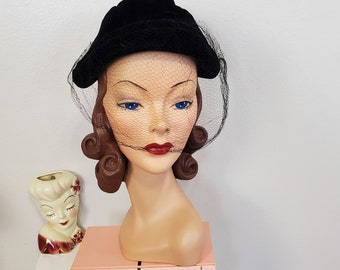 Vintage 1940's / 50's Black Velour Head Hugger Hat With Veil |  Size 23