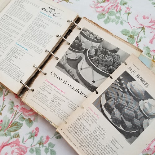 VIntage 1961 sale Betty Crocker's New Picture Cook Book 1st Edition 4th Printing Ring Bound Binder Style / Full of Color Illustrations and Tips