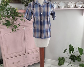 Vintage 1960er / 70er Jahre Herren blau kariertes Quadrat unten Hemd Poly Cotton | Goldener Schlüssel Größe 14 kleine Unisex-Mode