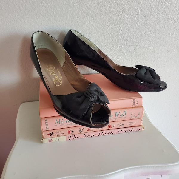 Vintage 1950's / 60's Black Peeptoe Bow Toe Pumps Shiny Patent Leather Type Material | Size 9 AAA, Fits Like 8.5 Narrow | Thos Cort