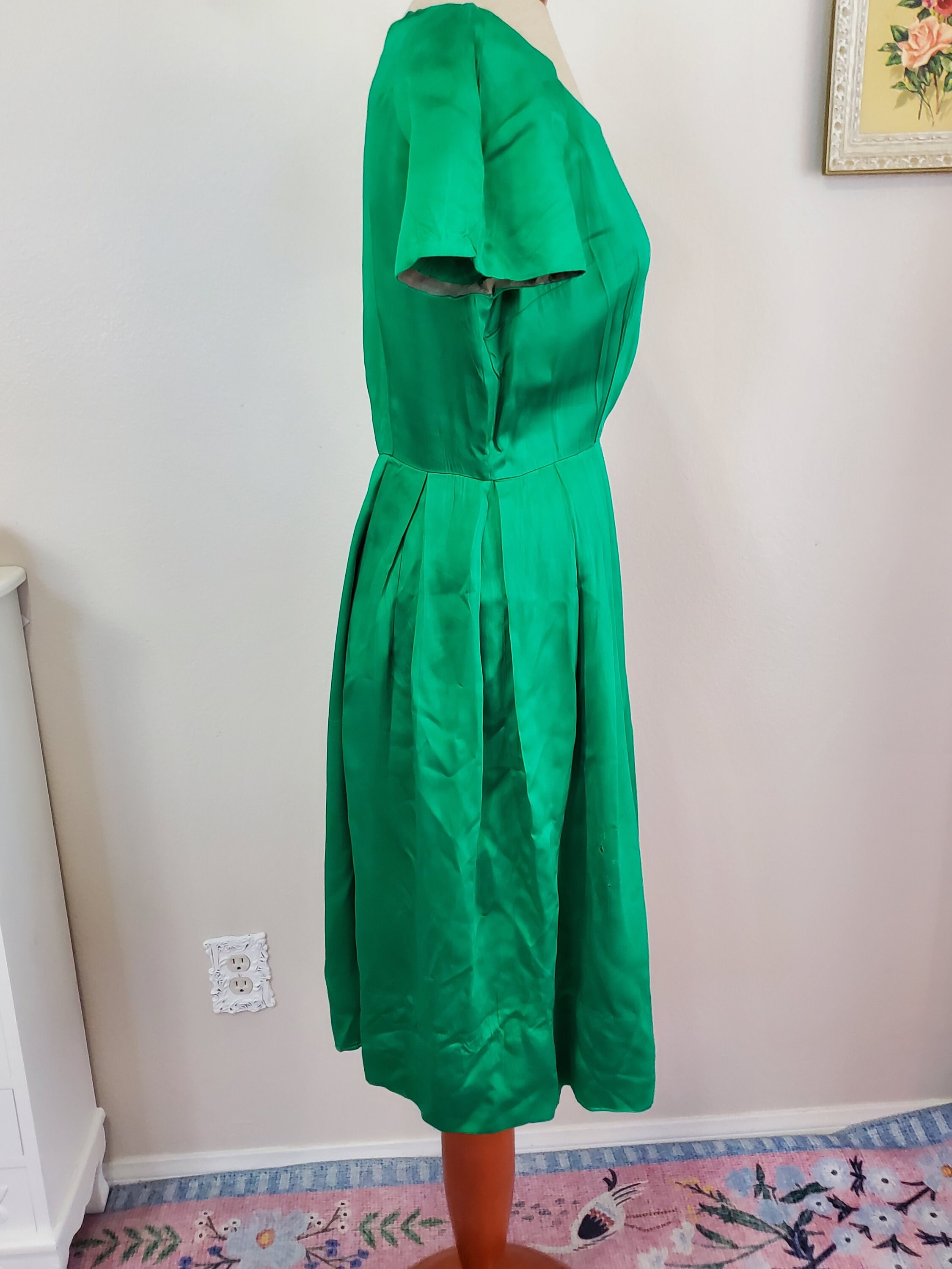 green emerald velvet dress 1950s Henri Bendel Emerald Green Silk Belted Full Skirt Cocktail Dress –  Basha Gold main image 1