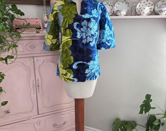 Blusa túnica hawaiana vintage de los años 60 con estampado floral azul y verde, confeccionada en tela de corteza.