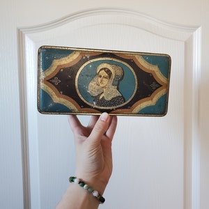 Antique 1920&#39;s French Tin With Traditional Folk Outfit / Geslox Voreux Bethune France Vintage Candy Confection Shabby Tin Hinged Lid