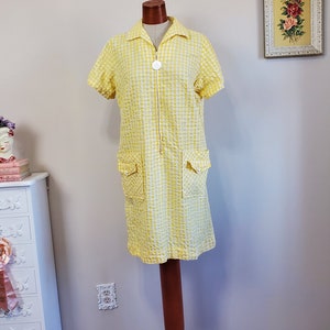 Sunny Days | Vintage 1960&#39;s Yellow Gingham Seersucker Zip Front Dress with Pockets and Large Zipper Pull | Large to XL