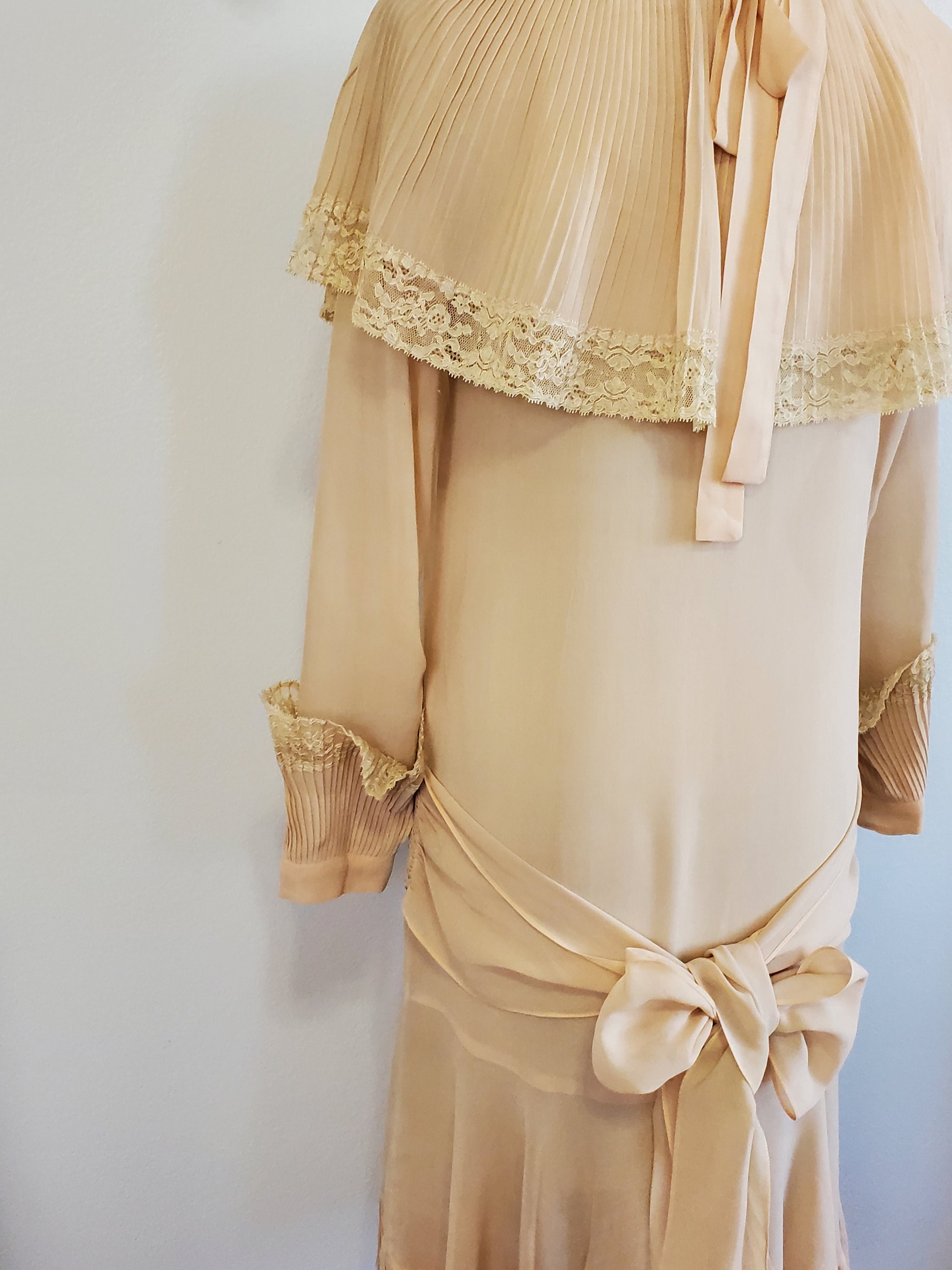 Vintage 1920's / 30's Peach Pink Pleated Collar Bow Dress