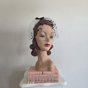 Vintage 1950&#39;s Black Velvet Bow Flocked Birdcage Veil Hat