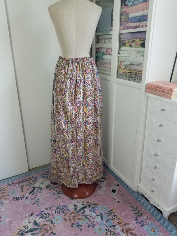 Vintage 1970s uses 40's Textile Paisley and Flora… - image 3