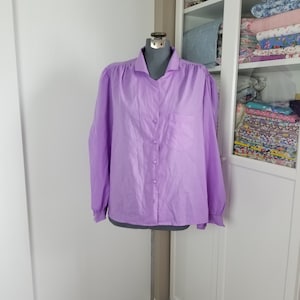 Chemisier boutonné violet à col des années 1970 par La Blouse fabriqué au Japon