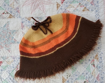 Vintage 1960/70 Dziewczęcy Ponczo Trójkolorowy Brązowy Pomarańczowy Żółty Dziecięcy Szal Otulacz Wełniany Ponczo Z Frędzlami | Rozmiar 6-8