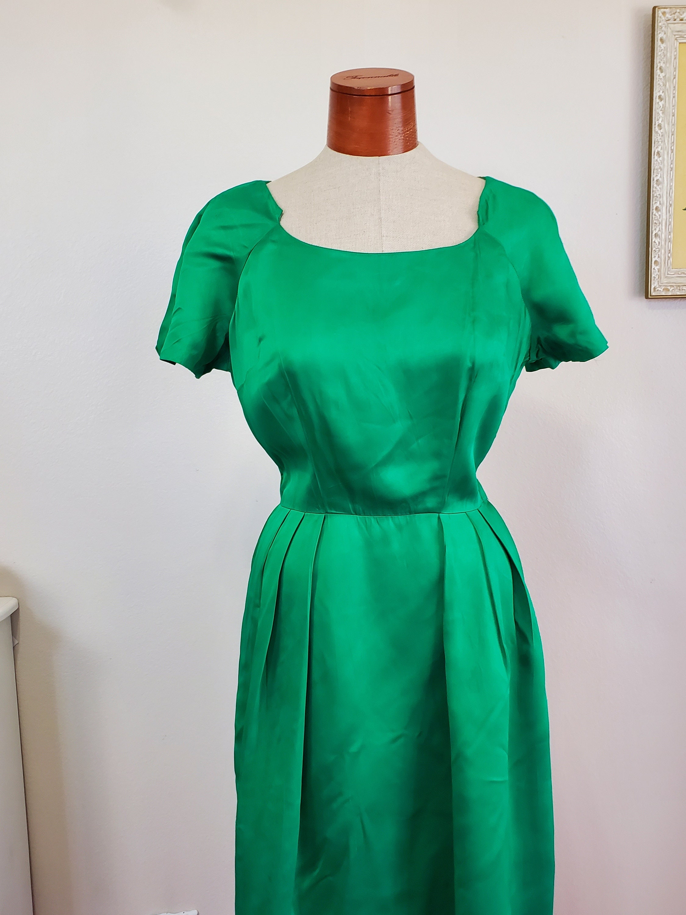 green emerald velvet dress 1950s inspired sparkle swing dress in emerald green – La Novale Atelier