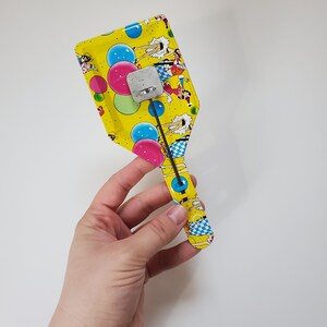 Vintage 1960er / 70er Jahre Gelb Basiert Pin Up Clowns Party Noise Maker Metal Clapper / Party Ware