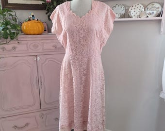 PÁJARO HERIDO / Vestido vintage de encaje rosa de los años 50 con escote festoneado / Tallas grandes a extragrandes / Vestido de calidad de disfraz tal cual