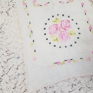 Vintage 1930&#39;s / 40&#39;s Pair of Pink Floral Embroidered Cross Stitch Dresser Scarves Table Runner