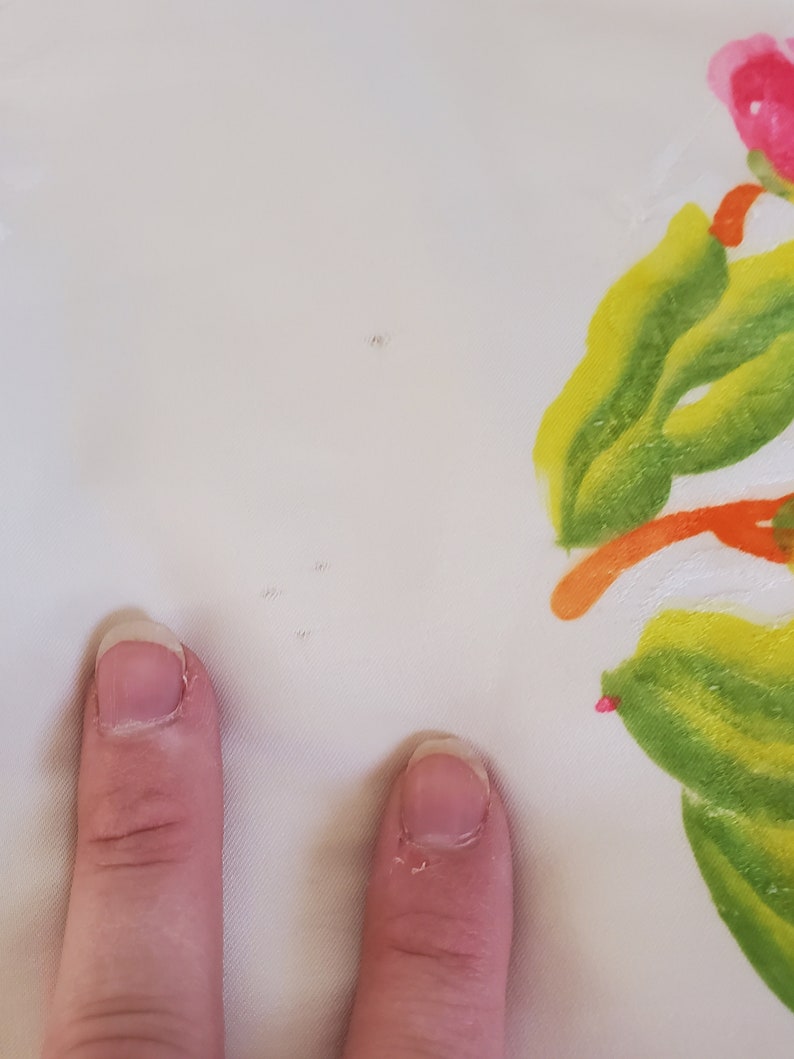 Puede incluir: Tela blanca con peque&ntilde;os agujeros y un dise&ntilde;o floral verde y amarillo.