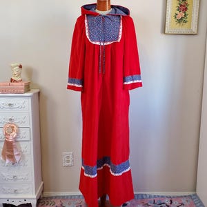 Cozy and Cute | Vintage 1970&#39;s Red Fleece And Blue Calico Floral Lounge Robe Zip Front Hooded Housecoat | Evelyn Pearson | Medium to Large