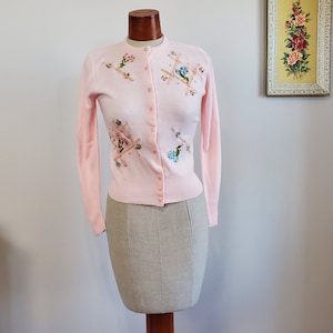 The Ingenue | Vintage 1950's Baby Pink Velvet Lattice Floral Trim Cardigan Sweater | Glamour Knit | Small