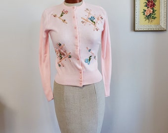 The Ingenue | Vintage 1950's Baby Pink Velvet Lattice Floral Trim Cardigan Sweater | Glamour Knit | Small