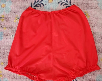 vintage 1950's / 60's Red Nylon Bloomer Panties Ruffled Leg High Waist | Pandore Lingerie | Petit à moyen